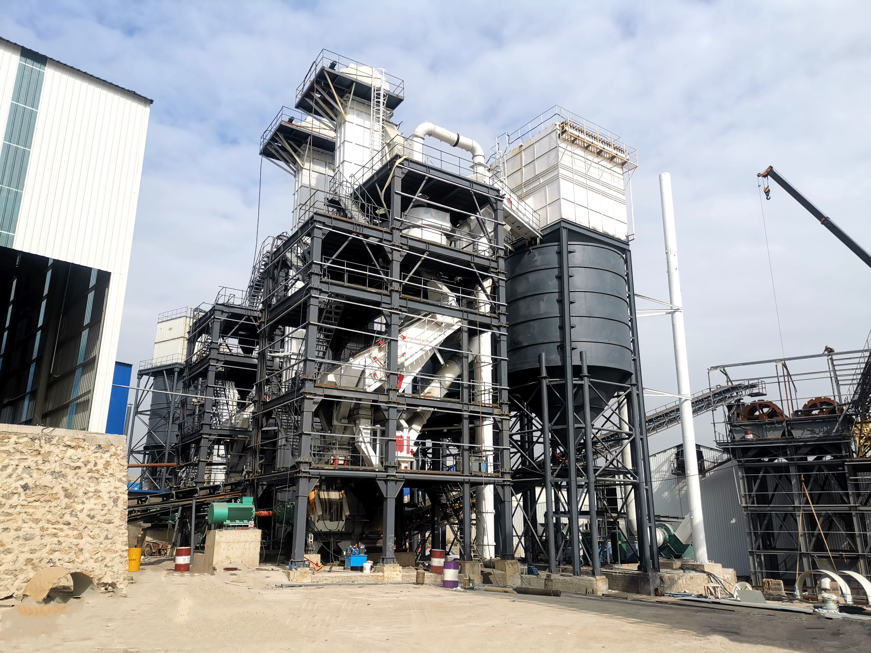 告別水洗與粉塵！環(huán)保制砂一體化樓，重塑行業(yè)新生態(tài)